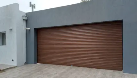 Portón enrollable imitación madera - Cortinas y Aberturas Bahía Blanca